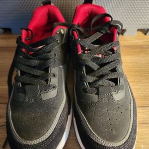DC sneaker/shoes in Black/red size 9